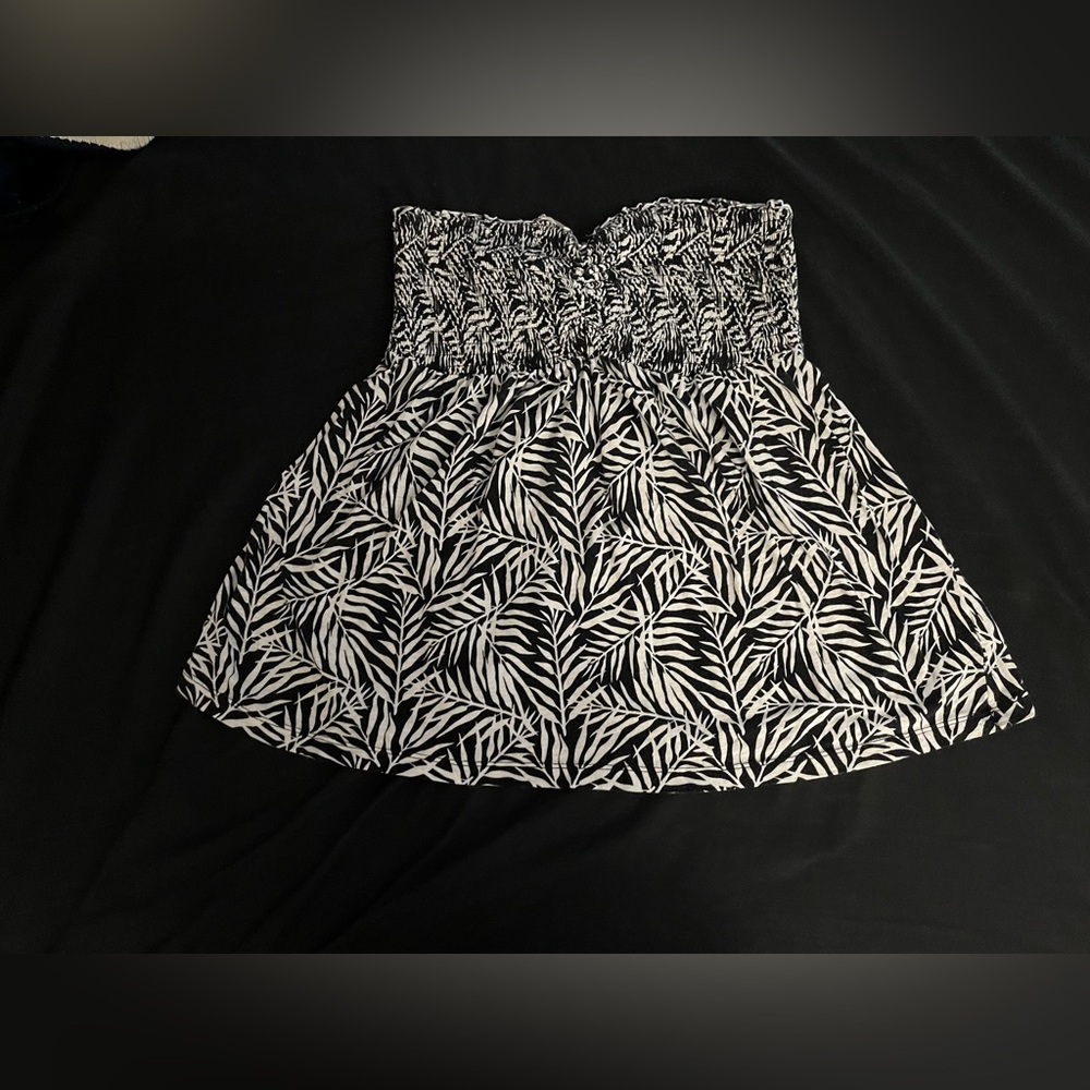 Junior’s Twist Tees babydoll tube top in size 1 (12-14) with black leaf print